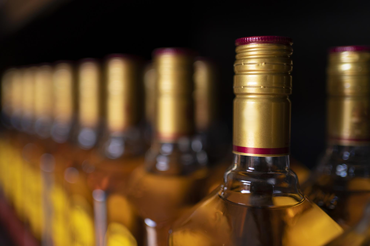 Opakowania dla producentów alkoholi premium - budowanie doświadczenia marki